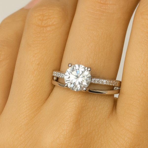 Solitaire V-Cut Moissanite Ring