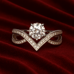 V-Shaped Solitaire Moissanite Ring - PEACORA