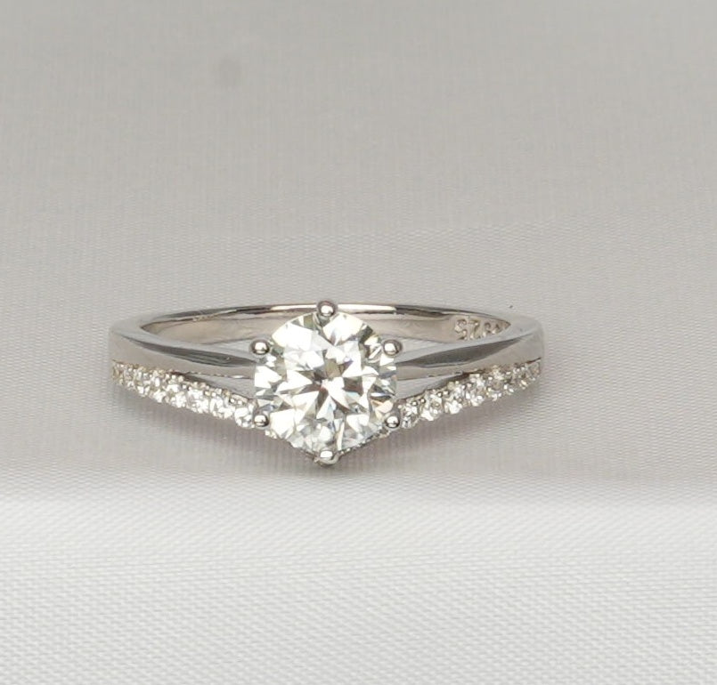 Solitaire V-Cut Moissanite Ring